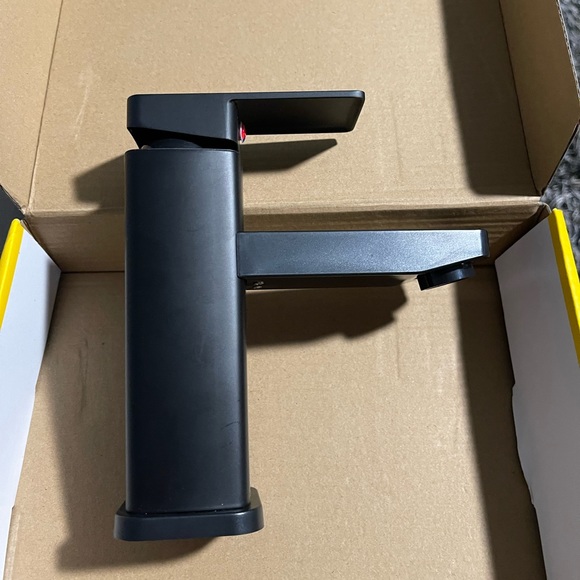 Bathroom sink faucet - Picture 2 of 5